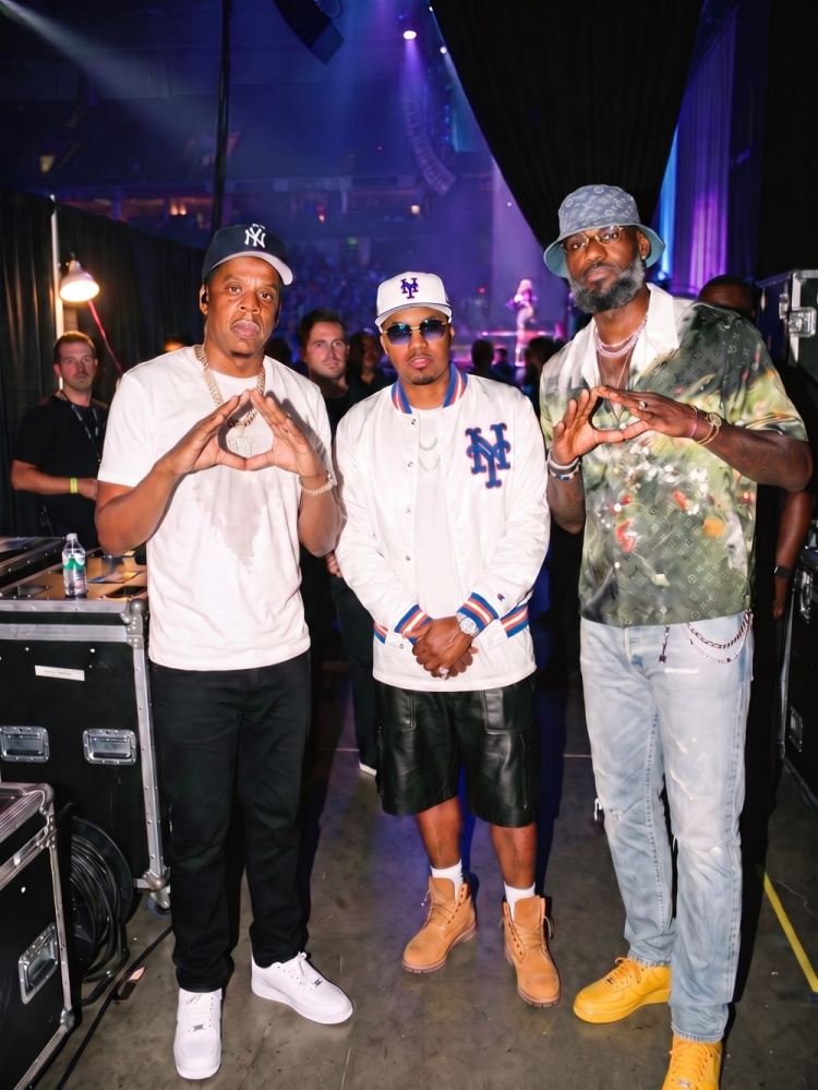 休赛期动态: 詹姆斯出席Jay-Z30周年演唱会 后台密会Nas