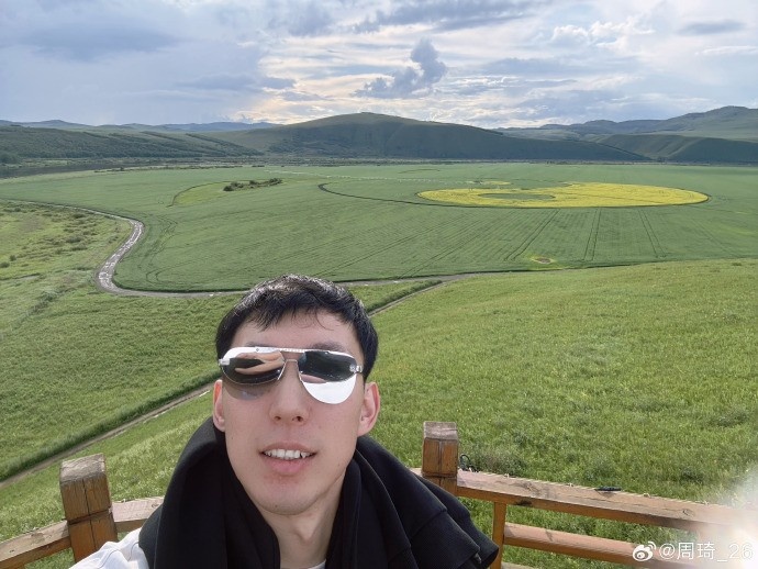 周琦满洲里度假晒照 本赛季季后赛场均2.1帽 周琦满洲里度假晒照 本赛季季后赛场均2.1帽