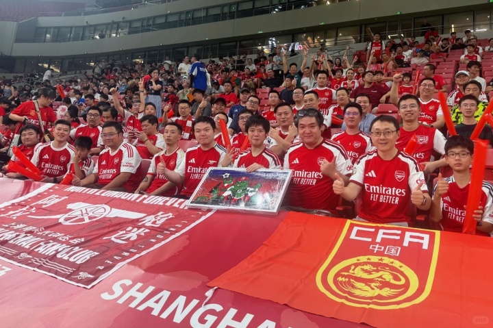 上海阿森纳球迷会赠U17 Q版恐龙画 揭幕战2-3负中国U17 上海阿森纳球迷会赠U17 Q版恐龙画 揭幕战2-3负中国U17