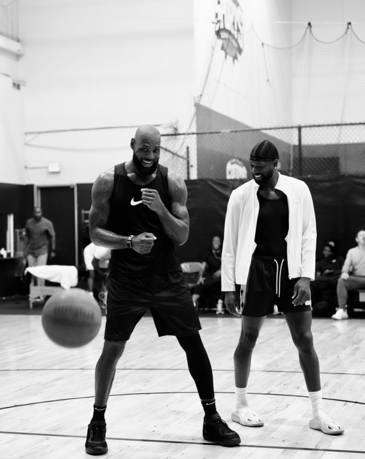 摄影师晒詹姆斯韦德训练照 詹姆斯场边笑容满面 摄影师晒詹姆斯韦德训练照 詹姆斯场边笑容满面