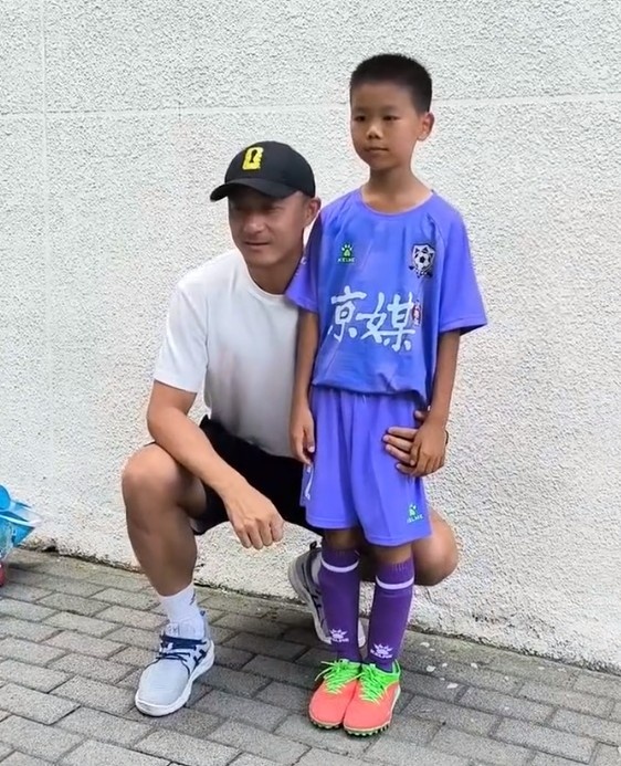 傅明结束世界杯执法任务后现身百队杯，蹲身与小球员交流合影