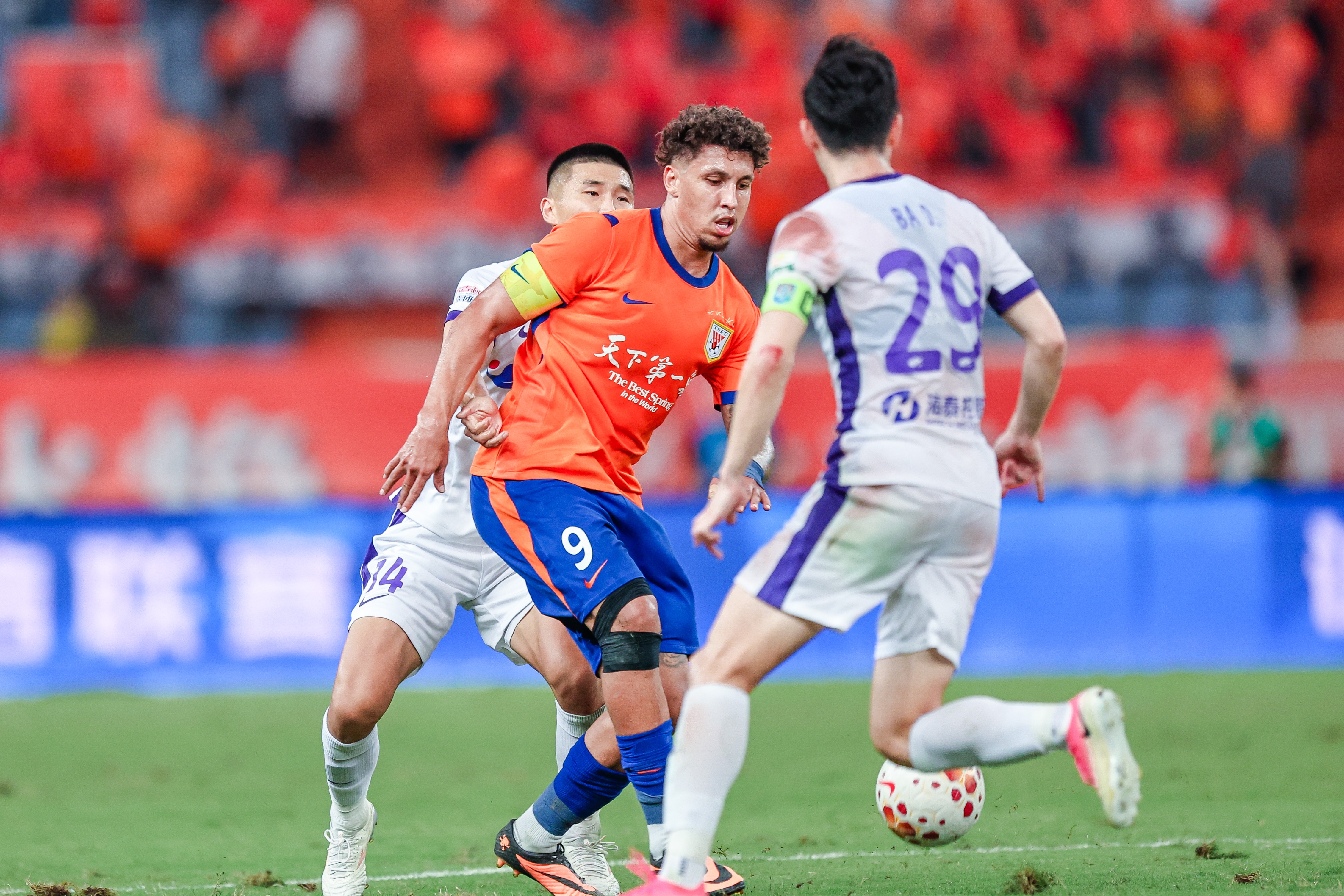 6队挤4分 泰山国安入局中超亚军混战