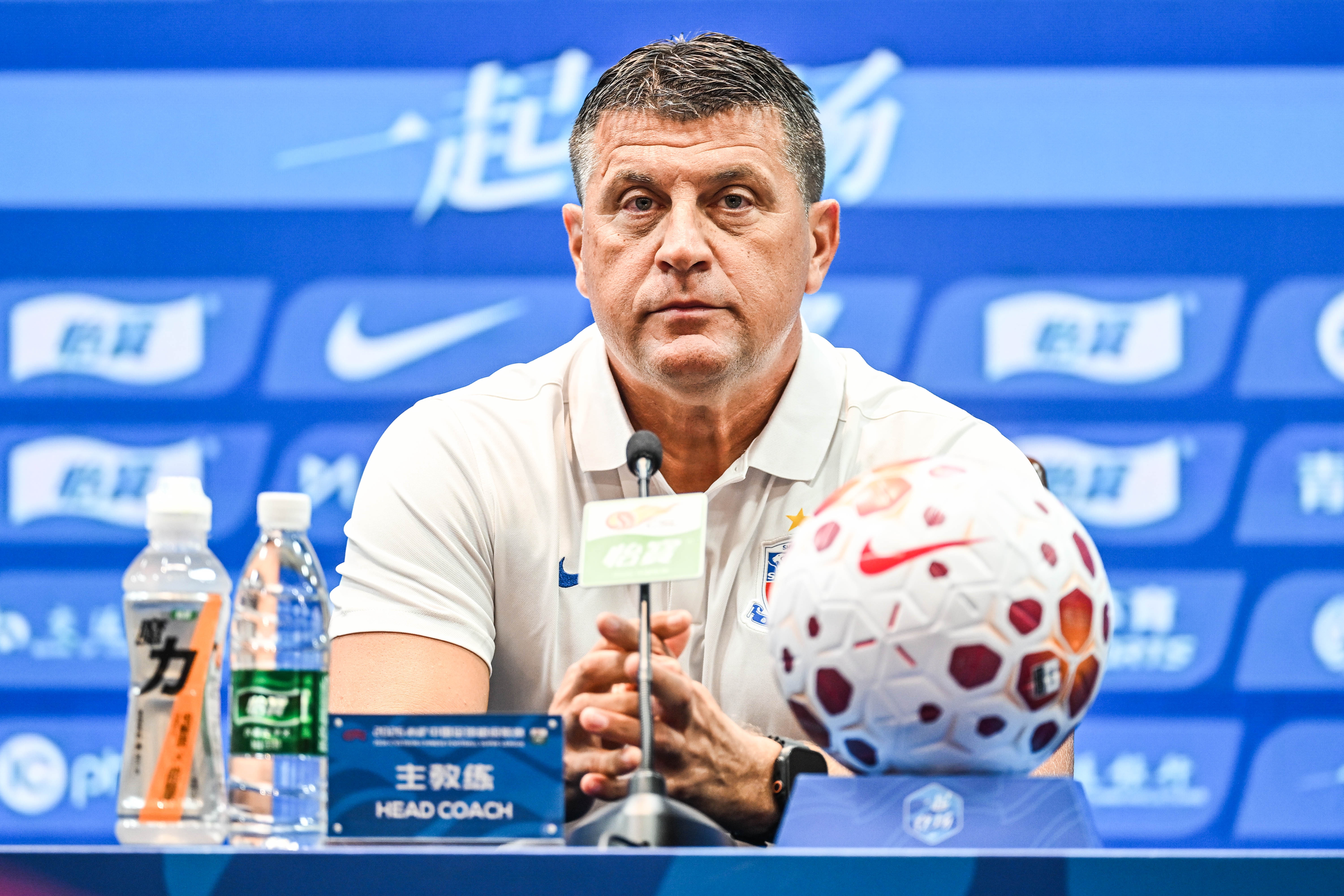 申花新帅米洛耶维奇单独交流吴曦高天意
