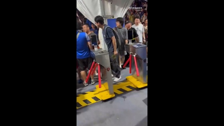 申花球迷围堵武磊球衣男童被拘,河南红魔:明知故犯还是自导自演?