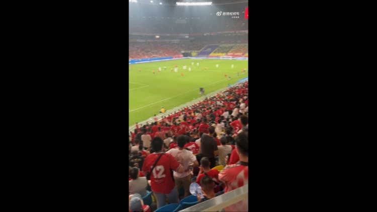 记者：蓉城2-5落后申花，现场球迷喊起下课