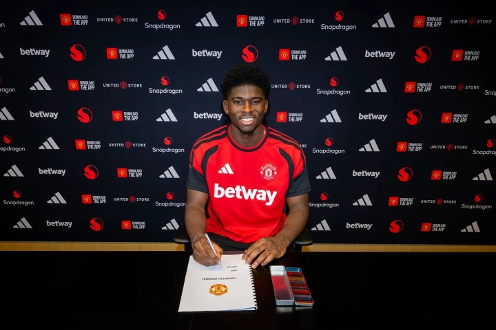新腰到位!官方:曼联签下布莱顿22岁中场巴莱巴,总价7000万镑 新腰到位!官方:曼联签下布莱顿22岁中场巴莱巴,总价7000万镑