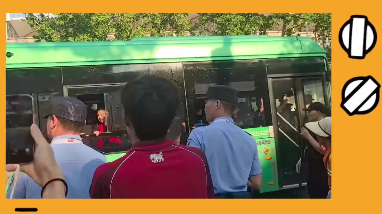 火药味！赛前河南和蓉城球迷互骂，部分河南球迷制作“老鼠”玩偶