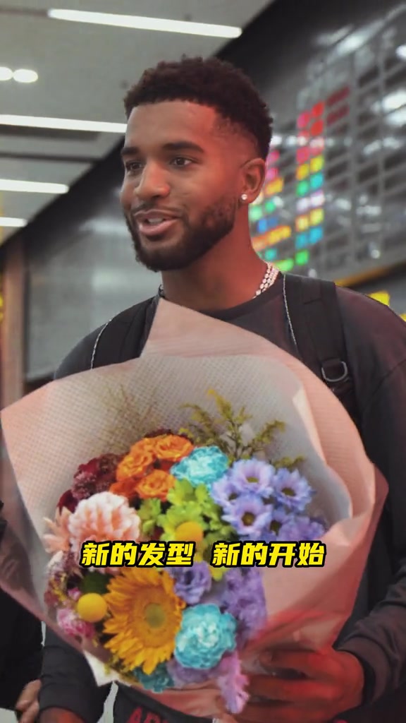 克里斯今日正式与球队集合 欢迎他加入辽宁男篮大家庭！👏👏