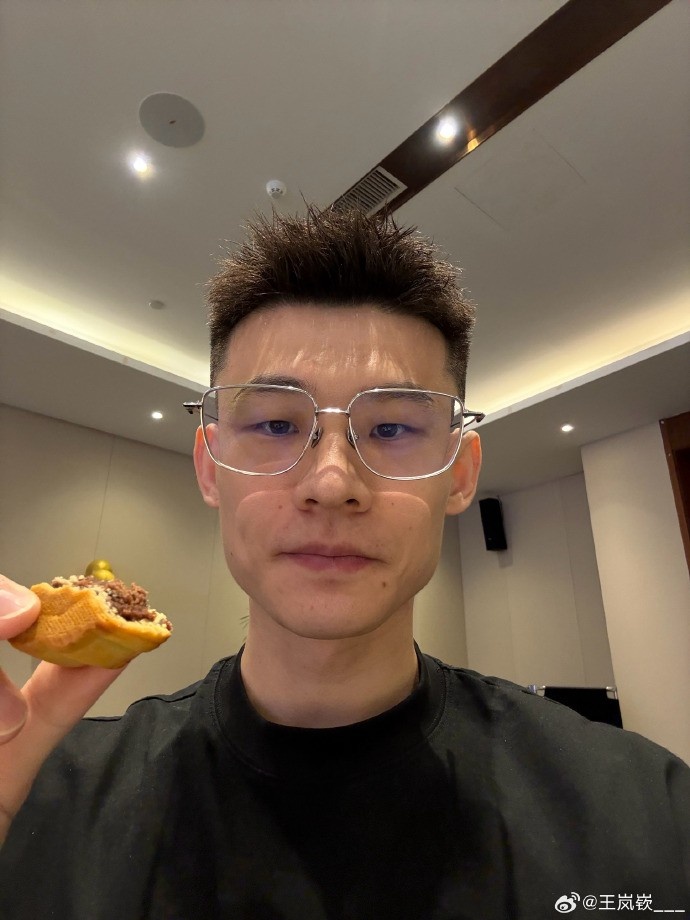 与队友一起吃月饼和聚餐！王岚嵚晒照：中秋快乐🎑